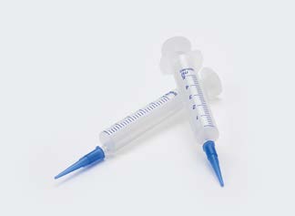 Dispensing syringes with dispensing tips