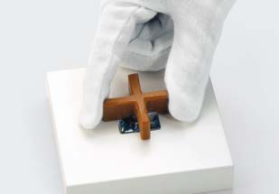 Cross tool used to keep a crystal flat during setting