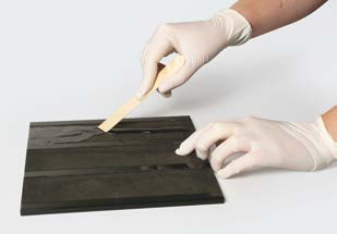 Spreading glue on carrier material