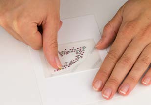 Positioning and pressing down Crystal-it Infinity